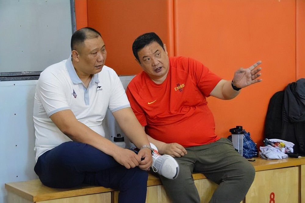 叶辰点头一笑，与他寒暄几句，随后便将万破军介绍给了他。
